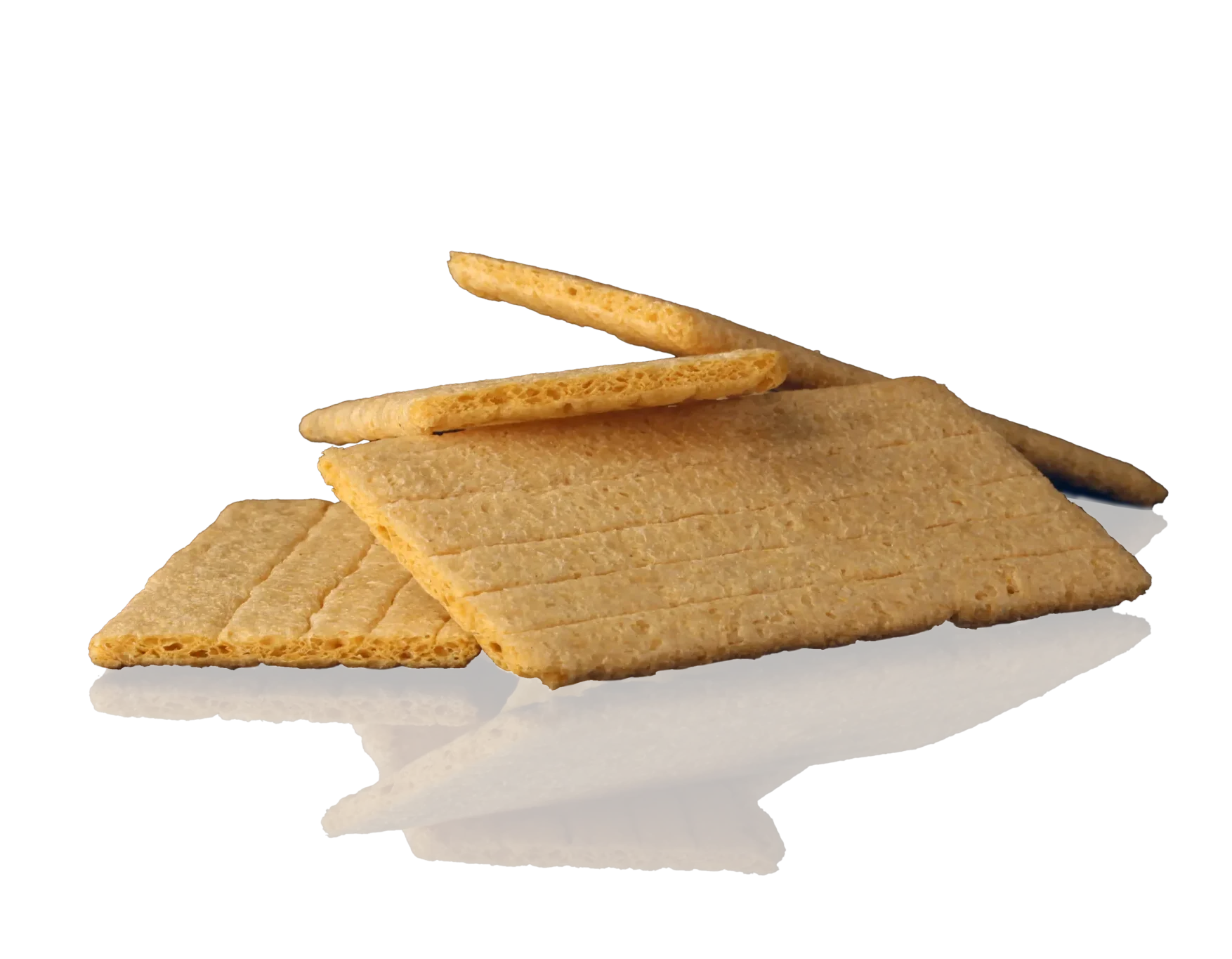 Gestapelte rechteckige Knäckebrot-Scheiben mit knuspriger Struktur.