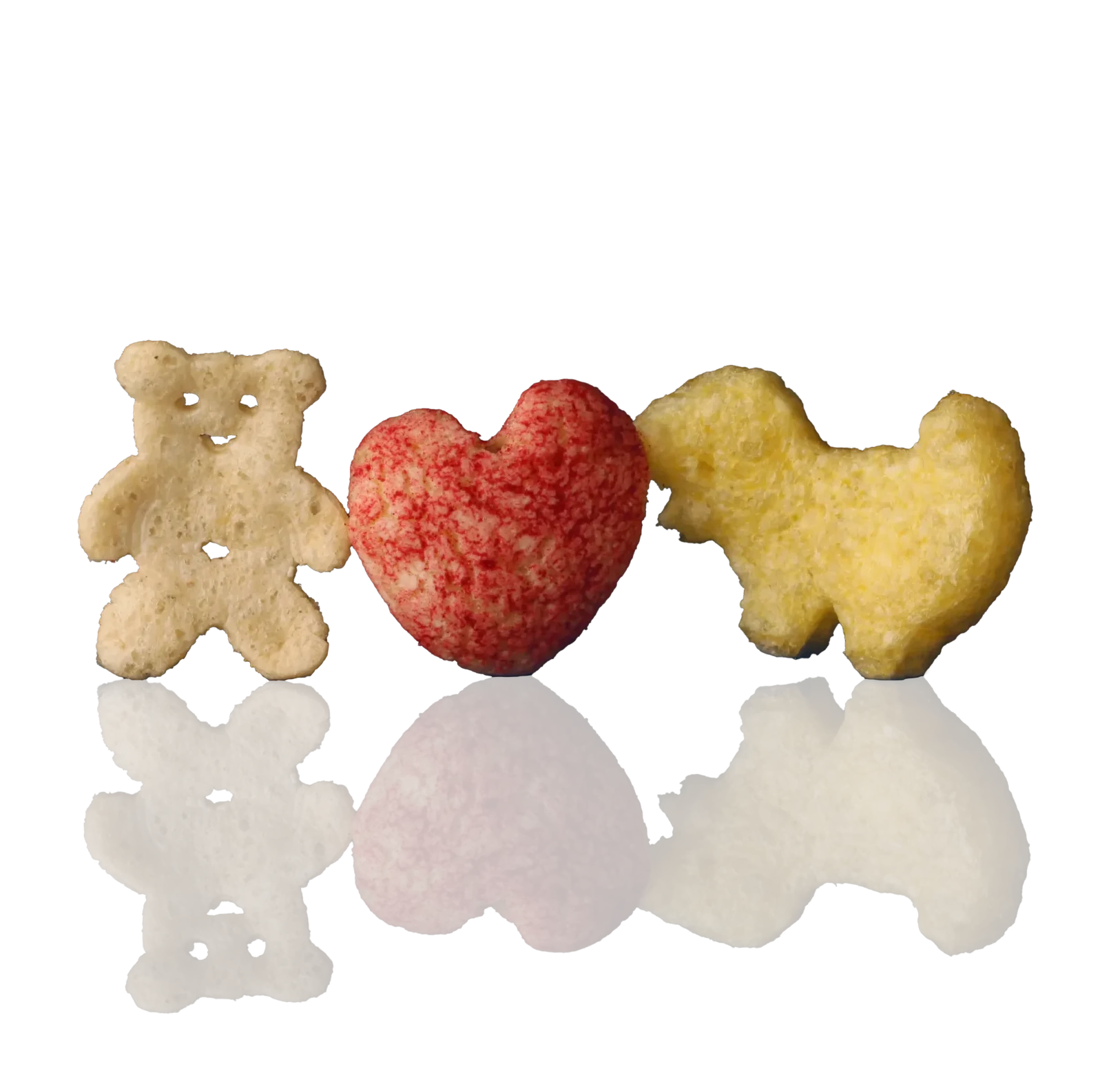 Drei extrudierte Kindersnacks in Bär-, Herz- und Tierform.
