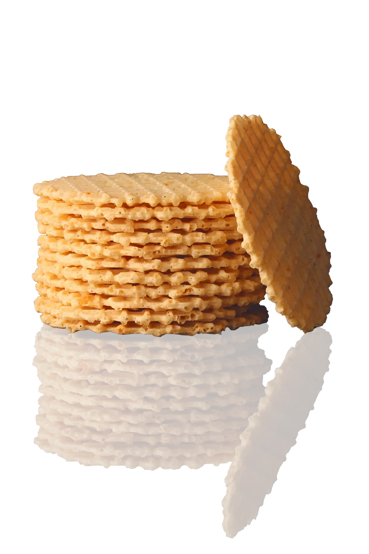 Gestapelte knusprige Käsewaffeln mit feiner Waffelstruktur.