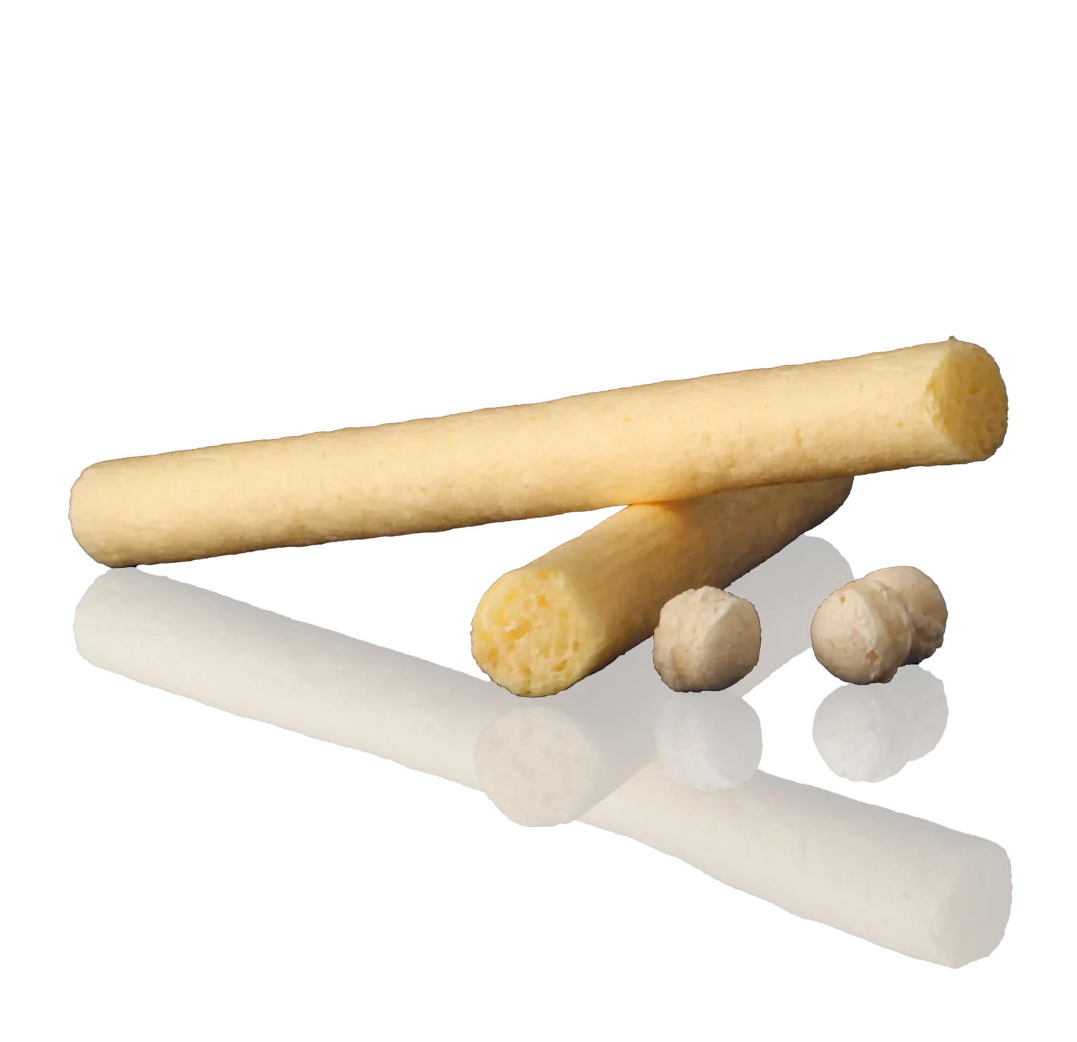 Extrudierte Knabbersnacks in Stab- und Kugelform mit heller Struktur.