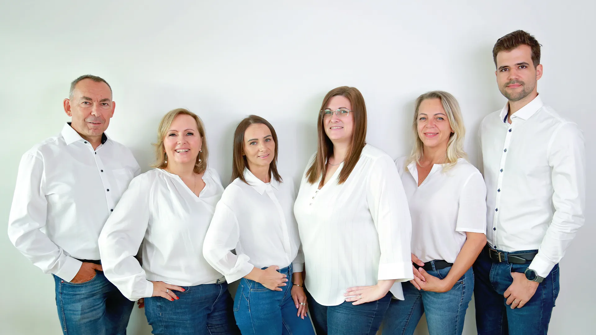 Gruppenfoto des Teams von Natural Food von Links nach Rechts: Gerhard Hipf, Timea Hipf, Daniella Szatmári, Vivien Varga-Kruchio, Edina Pasztor und Ákos Tóth. Alle mit einer weißer Bluse/Hemd und einer blauen Jeans