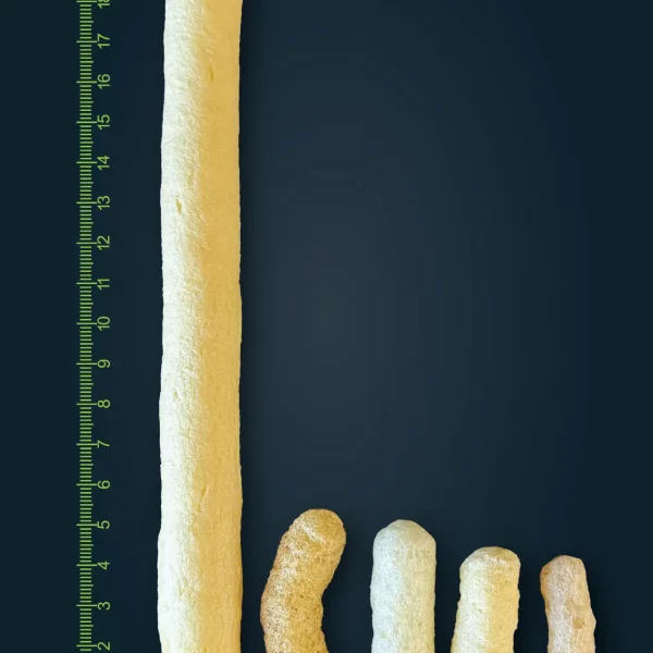 Extrudierte Knabbersnacks in verschiedenen Längen und Durchmessern - dargestellt mit Größenvergleich.