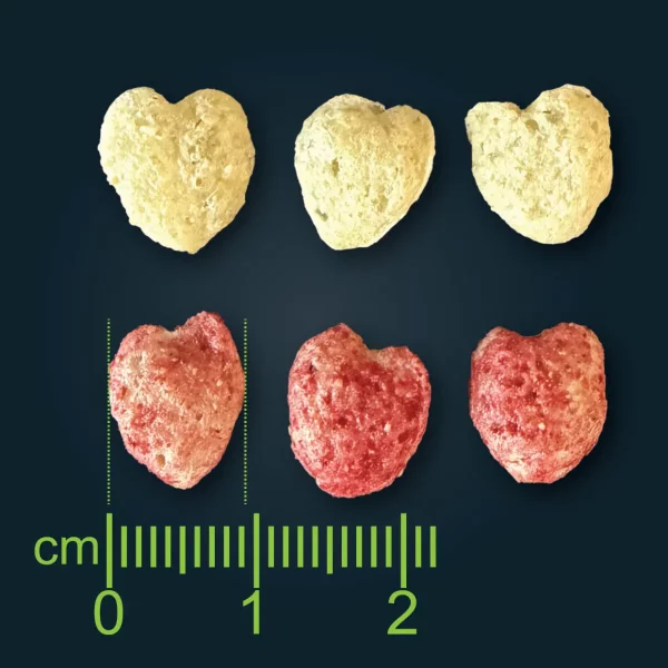 Extrudierte Knabbersnacks in Herzform in unterschiedlichen Farben und Größen.