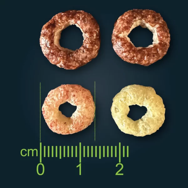 Ringförmige extrudierte Knabbersnacks in verschiedenen Farb- und Rezepturvarianten.