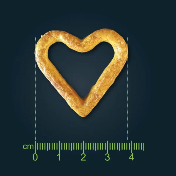 Großer herzförmiger Laugensnack mit goldbrauner Oberfläche und Maßskala.