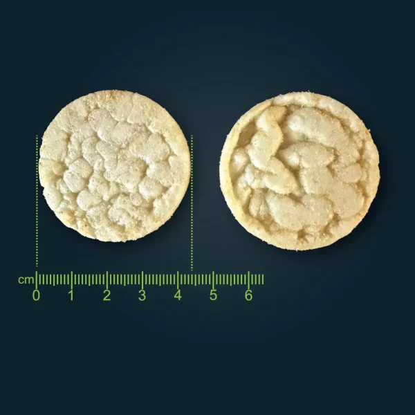Runde Reiswaffeln mit aufgepuffter Struktur und Größenvergleich auf Maßskala.