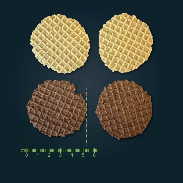 Runde Käsewaffeln in heller und dunkler Variante mit charakteristischer Waffelstruktur und Maßskala.