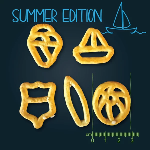 Sommerlich geformte Laugensnacks in Symbolformen wie Boot, Eis und Sonne mit Maßskala.